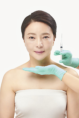 포토 JPG 스튜디오촬영 손 여자 중년 50대 중년라이프 실내 주사기 한명 미소 들기 누끼 상반신 앞모습 신체부위 뷰티 한국인 성형수술 피부관리 흰배경 수술장갑 보톡스 시술 마취 성형전 의료성형뷰티 중년여자한명만 국내포토 1 라이프스타일 뷰포인트 장갑 백그라운드 의료기기 모션 표정 사람 동양인 성인 내부 흰색 수술 여자한명만 중년여자만 파일형식
