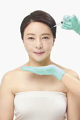 포토 JPG 스튜디오촬영 손 여자 중년 50대 중년라이프 실내 한명 미소 들기 누끼 상반신 앞모습 신체부위 뷰티 한국인 성형수술 피부관리 흰배경 수술장갑 시술 성형전 의료성형뷰티 중년여자한명만 국내포토 1 라이프스타일 뷰포인트 장갑 백그라운드 모션 표정 사람 동양인 성인 내부 흰색 수술 여자한명만 중년여자만 파일형식