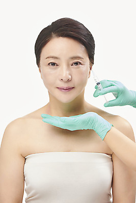 포토 JPG 스튜디오촬영 손 여자 중년 50대 중년라이프 실내 주사기 한명 미소 들기 누끼 상반신 앞모습 신체부위 뷰티 한국인 성형수술 피부관리 흰배경 수술장갑 보톡스 시술 마취 성형전 의료성형뷰티 중년여자한명만 국내포토 1 라이프스타일 뷰포인트 장갑 백그라운드 의료기기 모션 표정 사람 동양인 성인 내부 흰색 수술 여자한명만 중년여자만 파일형식
