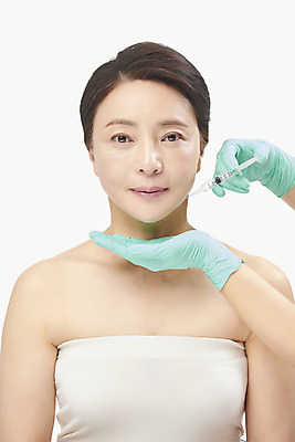 포토 JPG 스튜디오촬영 손 여자 중년 50대 중년라이프 실내 주사기 한명 미소 들기 누끼 상반신 앞모습 신체부위 뷰티 한국인 성형수술 피부관리 흰배경 수술장갑 보톡스 시술 마취 성형전 의료성형뷰티 중년여자한명만 국내포토 1 라이프스타일 뷰포인트 장갑 백그라운드 의료기기 모션 표정 사람 동양인 성인 내부 흰색 수술 여자한명만 중년여자만 파일형식