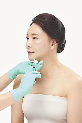 포토 JPG 스튜디오촬영 손 여자 중년 50대 중년라이프 실내 주사기 한명 들기 누끼 상반신 옆모습 신체부위 뷰티 한국인 성형수술 피부관리 흰배경 수술장갑 보톡스 시술 마취 성형전 의료성형뷰티 중년여자한명만 국내포토 1 라이프스타일 뷰포인트 장갑 백그라운드 의료기기 모션 사람 동양인 성인 내부 흰색 수술 여자한명만 중년여자만 파일형식