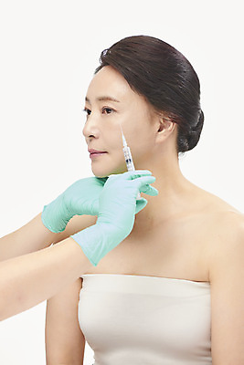 포토 JPG 스튜디오촬영 손 여자 중년 50대 중년라이프 실내 주사기 한명 들기 누끼 상반신 옆모습 신체부위 뷰티 한국인 성형수술 피부관리 흰배경 수술장갑 보톡스 시술 마취 성형전 의료성형뷰티 중년여자한명만 국내포토 1 라이프스타일 뷰포인트 장갑 백그라운드 의료기기 모션 사람 동양인 성인 내부 흰색 수술 여자한명만 중년여자만 파일형식