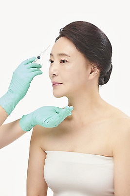 포토 JPG 스튜디오촬영 손 여자 중년 50대 중년라이프 실내 주사기 한명 들기 누끼 상반신 옆모습 신체부위 뷰티 한국인 성형수술 피부관리 흰배경 수술장갑 보톡스 시술 마취 성형전 의료성형뷰티 중년여자한명만 국내포토 1 라이프스타일 뷰포인트 장갑 백그라운드 의료기기 모션 사람 동양인 성인 내부 흰색 수술 여자한명만 중년여자만 파일형식
