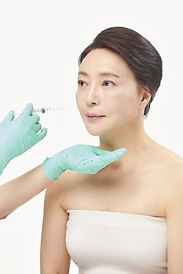 포토 JPG 스튜디오촬영 손 여자 중년 50대 중년라이프 실내 주사기 한명 들기 누끼 상반신 옆모습 신체부위 뷰티 한국인 성형수술 피부관리 흰배경 수술장갑 보톡스 시술 마취 성형전 의료성형뷰티 중년여자한명만 국내포토 1 라이프스타일 뷰포인트 장갑 백그라운드 의료기기 모션 사람 동양인 성인 내부 흰색 수술 여자한명만 중년여자만 파일형식