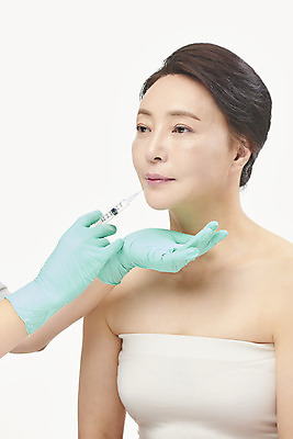 포토 JPG 스튜디오촬영 손 여자 중년 50대 중년라이프 실내 주사기 한명 들기 누끼 상반신 옆모습 신체부위 뷰티 한국인 성형수술 피부관리 흰배경 수술장갑 보톡스 시술 마취 성형전 의료성형뷰티 중년여자한명만 국내포토 1 라이프스타일 뷰포인트 장갑 백그라운드 의료기기 모션 사람 동양인 성인 내부 흰색 수술 여자한명만 중년여자만 파일형식