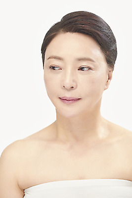 포토 JPG 스튜디오촬영 응시 여자 중년 50대 중년라이프 실내 한명 누끼 상반신 앞모습 뷰티 한국인 성형수술 피부관리 흰배경 시술 의료성형뷰티 중년여자한명만 국내포토 1 라이프스타일 시선 뷰포인트 백그라운드 사람 동양인 성인 내부 흰색 수술 여자한명만 중년여자만 파일형식