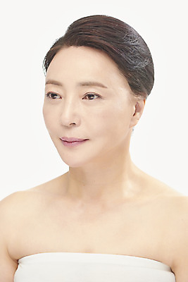 포토 JPG 스튜디오촬영 응시 여자 중년 50대 중년라이프 실내 한명 누끼 상반신 앞모습 뷰티 한국인 성형수술 피부관리 흰배경 시술 의료성형뷰티 중년여자한명만 국내포토 1 라이프스타일 시선 뷰포인트 백그라운드 사람 동양인 성인 내부 흰색 수술 여자한명만 중년여자만 파일형식