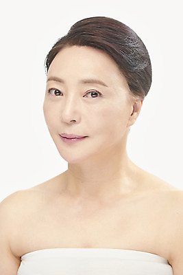 포토 JPG 스튜디오촬영 여자 중년 50대 중년라이프 실내 한명 누끼 상반신 앞모습 뷰티 한국인 성형수술 피부관리 흰배경 시술 의료성형뷰티 중년여자한명만 국내포토 1 라이프스타일 뷰포인트 백그라운드 사람 동양인 성인 내부 흰색 수술 여자한명만 중년여자만 파일형식