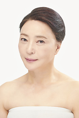 포토 JPG 스튜디오촬영 여자 중년 50대 중년라이프 실내 한명 누끼 상반신 앞모습 뷰티 한국인 성형수술 피부관리 흰배경 시술 의료성형뷰티 중년여자한명만 국내포토 1 라이프스타일 뷰포인트 백그라운드 사람 동양인 성인 내부 흰색 수술 여자한명만 중년여자만 파일형식