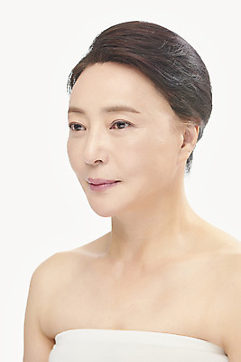 포토 JPG 스튜디오촬영 여자 중년 50대 중년라이프 실내 한명 누끼 상반신 옆모습 뷰티 한국인 성형수술 피부관리 흰배경 시술 의료성형뷰티 중년여자한명만 국내포토 1 라이프스타일 뷰포인트 백그라운드 사람 동양인 성인 내부 흰색 수술 여자한명만 중년여자만 파일형식