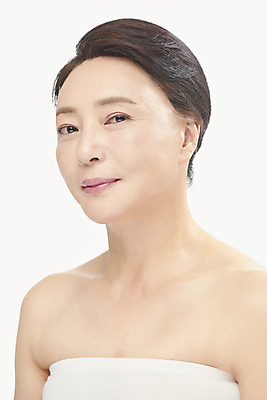 포토 JPG 스튜디오촬영 여자 중년 50대 중년라이프 실내 한명 미소 누끼 상반신 옆모습 뷰티 한국인 성형수술 피부관리 흰배경 시술 의료성형뷰티 중년여자한명만 국내포토 1 라이프스타일 뷰포인트 백그라운드 표정 사람 동양인 성인 내부 흰색 수술 여자한명만 중년여자만 파일형식