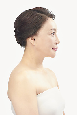 포토 JPG 스튜디오촬영 여자 중년 50대 중년라이프 실내 한명 누끼 상반신 옆모습 뷰티 한국인 성형수술 피부관리 흰배경 시술 의료성형뷰티 중년여자한명만 국내포토 1 라이프스타일 뷰포인트 백그라운드 사람 동양인 성인 내부 흰색 수술 여자한명만 중년여자만 파일형식