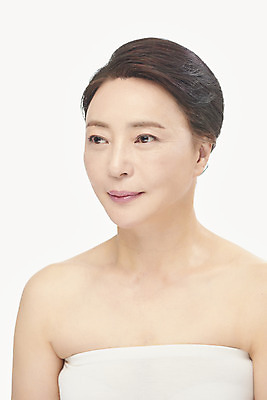 포토 JPG 스튜디오촬영 여자 중년 50대 중년라이프 실내 한명 누끼 상반신 앞모습 뷰티 한국인 성형수술 피부관리 흰배경 시술 의료성형뷰티 중년여자한명만 국내포토 1 라이프스타일 뷰포인트 백그라운드 사람 동양인 성인 내부 흰색 수술 여자한명만 중년여자만 파일형식