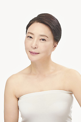 포토 JPG 스튜디오촬영 여자 중년 50대 중년라이프 실내 한명 누끼 상반신 앞모습 뷰티 한국인 성형수술 피부관리 흰배경 시술 의료성형뷰티 중년여자한명만 국내포토 1 라이프스타일 뷰포인트 백그라운드 사람 동양인 성인 내부 흰색 수술 여자한명만 중년여자만 파일형식 컬러 인종 생활 여자만 중년만 성인만