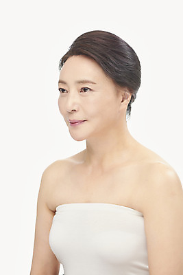 포토 JPG 스튜디오촬영 여자 중년 50대 중년라이프 실내 한명 누끼 상반신 옆모습 뷰티 한국인 성형수술 피부관리 흰배경 시술 의료성형뷰티 중년여자한명만 국내포토 1 라이프스타일 뷰포인트 백그라운드 사람 동양인 성인 내부 흰색 수술 여자한명만 중년여자만 파일형식