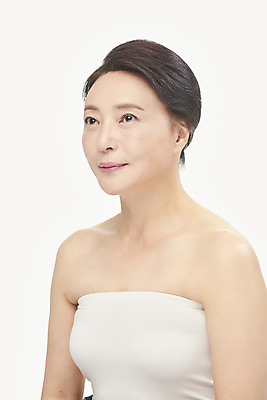 포토 JPG 스튜디오촬영 여자 중년 50대 중년라이프 실내 한명 누끼 상반신 옆모습 뷰티 한국인 올려보기 성형수술 피부관리 흰배경 시술 의료성형뷰티 중년여자한명만 국내포토 1 라이프스타일 뷰포인트 백그라운드 모션 사람 동양인 성인 내부 흰색 수술 여자한명만 중년여자만 파일형식