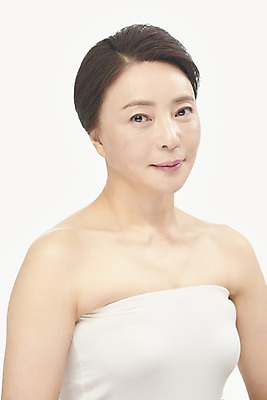 포토 JPG 스튜디오촬영 여자 중년 50대 중년라이프 실내 한명 미소 누끼 상반신 옆모습 뷰티 한국인 성형수술 피부관리 흰배경 시술 의료성형뷰티 중년여자한명만 국내포토 1 라이프스타일 뷰포인트 백그라운드 표정 사람 동양인 성인 내부 흰색 수술 여자한명만 중년여자만 파일형식