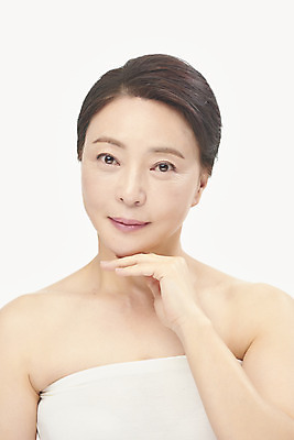 포토 JPG 스튜디오촬영 여자 중년 50대 중년라이프 실내 한명 미소 누끼 상반신 앞모습 뷰티 한국인 성형수술 피부관리 흰배경 시술 의료성형뷰티 중년여자한명만 국내포토 1 라이프스타일 뷰포인트 백그라운드 표정 사람 동양인 성인 내부 흰색 수술 여자한명만 중년여자만 파일형식