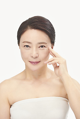 포토 JPG 스튜디오촬영 여자 중년 50대 중년라이프 실내 한명 미소 누끼 상반신 앞모습 뷰티 터치 한국인 주름 성형수술 피부관리 흰배경 시술 의료성형뷰티 중년여자한명만 국내포토 1 라이프스타일 뷰포인트 백그라운드 표정 사람 동양인 성인 내부 흰색 수술 여자한명만 중년여자만 파일형식