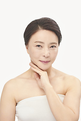 포토 JPG 스튜디오촬영 여자 중년 50대 중년라이프 실내 한명 미소 누끼 손짓 상반신 앞모습 뷰티 한국인 성형수술 피부관리 흰배경 시술 의료성형뷰티 중년여자한명만 국내포토 1 라이프스타일 뷰포인트 백그라운드 모션 표정 사람 동양인 성인 내부 흰색 수술 여자한명만 중년여자만 파일형식