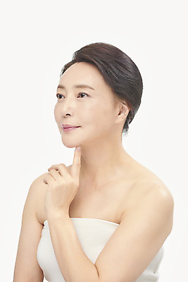 포토 JPG 스튜디오촬영 응시 여자 중년 50대 중년라이프 실내 한명 누끼 상반신 옆모습 뷰티 한국인 성형수술 피부관리 흰배경 시술 의료성형뷰티 중년여자한명만 국내포토 1 라이프스타일 시선 뷰포인트 백그라운드 사람 동양인 성인 내부 흰색 수술 여자한명만 중년여자만 파일형식