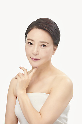 포토 JPG 스튜디오촬영 여자 중년 50대 중년라이프 실내 한명 미소 누끼 상반신 옆모습 뷰티 한국인 성형수술 피부관리 흰배경 시술 의료성형뷰티 중년여자한명만 국내포토 1 라이프스타일 뷰포인트 백그라운드 표정 사람 동양인 성인 내부 흰색 수술 여자한명만 중년여자만 파일형식