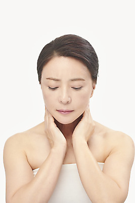 포토 JPG 스튜디오촬영 여자 중년 50대 중년라이프 실내 한명 누끼 손짓 상반신 앞모습 뷰티 한국인 성형수술 피부관리 흰배경 시술 의료성형뷰티 중년여자한명만 국내포토 1 라이프스타일 뷰포인트 백그라운드 모션 사람 동양인 성인 내부 흰색 수술 여자한명만 중년여자만 파일형식