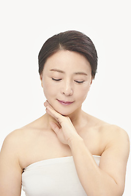 포토 JPG 스튜디오촬영 여자 중년 50대 중년라이프 실내 한명 누끼 손짓 상반신 앞모습 뷰티 한국인 성형수술 피부관리 흰배경 시술 의료성형뷰티 중년여자한명만 국내포토 1 라이프스타일 뷰포인트 백그라운드 모션 사람 동양인 성인 내부 흰색 수술 여자한명만 중년여자만 파일형식