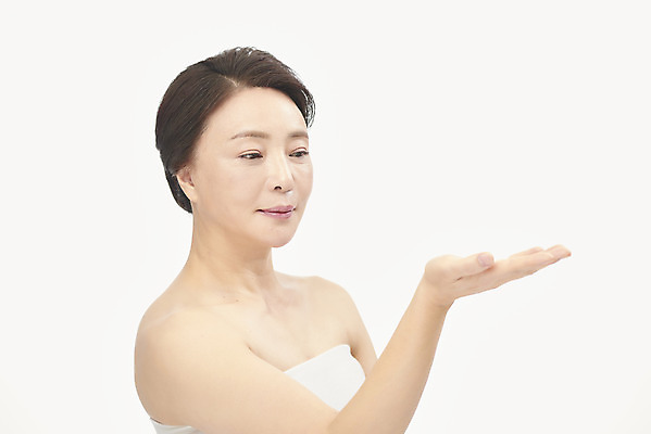 포토 JPG 스튜디오촬영 응시 여자 중년 50대 중년라이프 실내 한명 누끼 손짓 상반신 옆모습 뷰티 한국인 성형수술 피부관리 흰배경 시술 의료성형뷰티 중년여자한명만 국내포토 1 라이프스타일 시선 뷰포인트 백그라운드 모션 사람 동양인 성인 내부 흰색 수술 여자한명만 중년여자만 파일형식