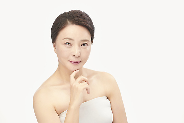 포토 JPG 스튜디오촬영 여자 중년 50대 중년라이프 실내 한명 누끼 손짓 상반신 옆모습 뷰티 한국인 성형수술 피부관리 흰배경 시술 의료성형뷰티 중년여자한명만 국내포토 1 라이프스타일 뷰포인트 백그라운드 모션 사람 동양인 성인 내부 흰색 수술 여자한명만 중년여자만 파일형식