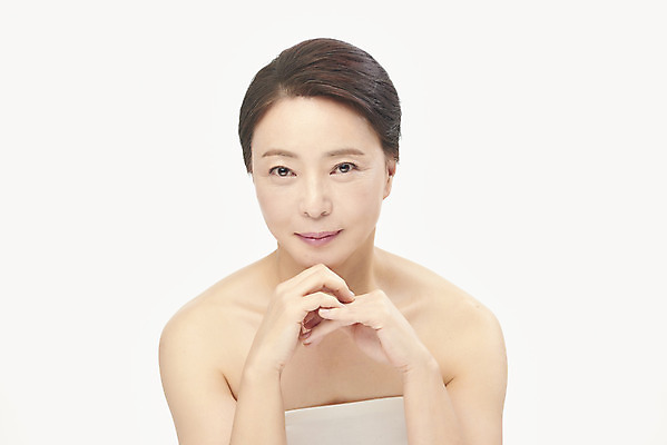 포토 JPG 스튜디오촬영 여자 중년 50대 중년라이프 실내 한명 미소 누끼 손짓 상반신 앞모습 뷰티 한국인 성형수술 피부관리 흰배경 시술 의료성형뷰티 중년여자한명만 국내포토 1 라이프스타일 뷰포인트 백그라운드 모션 표정 사람 동양인 성인 내부 흰색 수술 여자한명만 중년여자만 파일형식 컬러 인종 생활 여자만 중년만 성인만