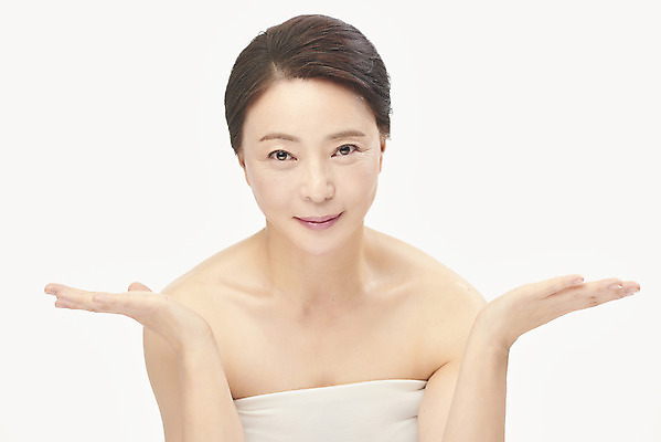 포토 JPG 스튜디오촬영 여자 중년 50대 중년라이프 실내 한명 미소 누끼 손짓 상반신 앞모습 뷰티 한국인 성형수술 피부관리 흰배경 시술 의료성형뷰티 중년여자한명만 국내포토 1 라이프스타일 뷰포인트 백그라운드 모션 표정 사람 동양인 성인 내부 흰색 수술 여자한명만 중년여자만 파일형식