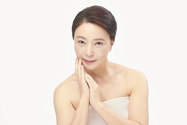 포토 JPG 스튜디오촬영 여자 중년 50대 중년라이프 실내 한명 누끼 손짓 상반신 앞모습 뷰티 한국인 성형수술 피부관리 흰배경 시술 의료성형뷰티 중년여자한명만 국내포토 1 라이프스타일 뷰포인트 백그라운드 모션 사람 동양인 성인 내부 흰색 수술 여자한명만 중년여자만 파일형식