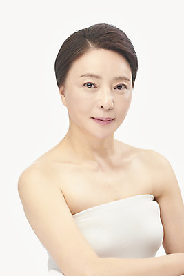 포토 JPG 스튜디오촬영 여자 중년 50대 중년라이프 실내 한명 미소 누끼 상반신 앞모습 뷰티 한국인 성형수술 피부관리 흰배경 시술 의료성형뷰티 중년여자한명만 국내포토 1 라이프스타일 뷰포인트 백그라운드 표정 사람 동양인 성인 내부 흰색 수술 여자한명만 중년여자만 파일형식 컬러 인종 생활 여자만 중년만 성인만