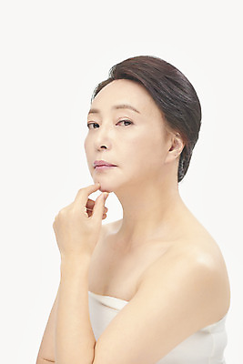 포토 JPG 스튜디오촬영 여자 중년 50대 중년라이프 실내 한명 누끼 상반신 옆모습 뷰티 한국인 성형수술 피부관리 흰배경 시술 의료성형뷰티 중년여자한명만 국내포토 1 라이프스타일 뷰포인트 백그라운드 사람 동양인 성인 내부 흰색 수술 여자한명만 중년여자만 파일형식