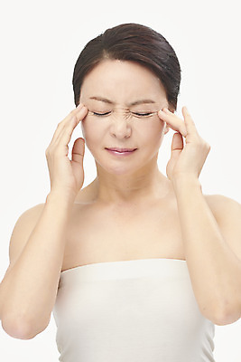 포토 JPG 스튜디오촬영 여자 중년 50대 중년라이프 실내 한명 누끼 손짓 상반신 앞모습 뷰티 한국인 주름 찡그림 성형수술 피부관리 흰배경 시술 의료성형뷰티 중년여자한명만 국내포토 1 라이프스타일 뷰포인트 백그라운드 모션 표정 사람 동양인 성인 내부 흰색 수술 여자한명만 중년여자만 파일형식