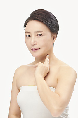 포토 JPG 스튜디오촬영 여자 중년 50대 중년라이프 실내 한명 누끼 손짓 상반신 옆모습 뷰티 한국인 성형수술 피부관리 흰배경 시술 의료성형뷰티 중년여자한명만 국내포토 1 라이프스타일 뷰포인트 백그라운드 모션 사람 동양인 성인 내부 흰색 수술 여자한명만 중년여자만 파일형식 컬러 인종 생활 여자만 중년만 성인만