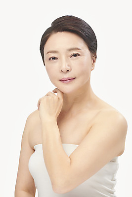 포토 JPG 스튜디오촬영 여자 중년 50대 중년라이프 실내 한명 미소 누끼 손짓 상반신 옆모습 뷰티 한국인 성형수술 피부관리 흰배경 시술 의료성형뷰티 중년여자한명만 국내포토 1 라이프스타일 뷰포인트 백그라운드 모션 표정 사람 동양인 성인 내부 흰색 수술 여자한명만 중년여자만 파일형식