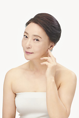 포토 JPG 스튜디오촬영 여자 중년 50대 중년라이프 실내 한명 누끼 손짓 상반신 앞모습 뷰티 한국인 성형수술 피부관리 흰배경 시술 의료성형뷰티 중년여자한명만 국내포토 1 라이프스타일 뷰포인트 백그라운드 모션 사람 동양인 성인 내부 흰색 수술 여자한명만 중년여자만 파일형식