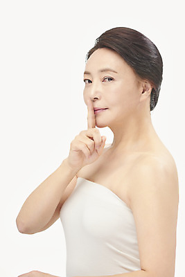 포토 JPG 스튜디오촬영 여자 중년 50대 중년라이프 실내 한명 누끼 손짓 상반신 옆모습 뷰티 한국인 성형수술 피부관리 흰배경 쉿 시술 의료성형뷰티 중년여자한명만 국내포토 1 라이프스타일 뷰포인트 백그라운드 모션 사람 동양인 성인 내부 흰색 수술 조용 여자한명만 중년여자만 파일형식