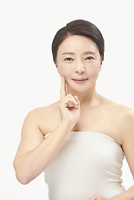 포토 JPG 스튜디오촬영 여자 중년 50대 중년라이프 실내 한명 미소 누끼 손짓 상반신 앞모습 뷰티 한국인 성형수술 피부관리 흰배경 시술 의료성형뷰티 중년여자한명만 국내포토 1 라이프스타일 뷰포인트 백그라운드 모션 표정 사람 동양인 성인 내부 흰색 수술 여자한명만 중년여자만 파일형식