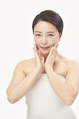 포토 JPG 스튜디오촬영 여자 중년 50대 중년라이프 실내 한명 미소 누끼 손짓 상반신 앞모습 뷰티 한국인 성형수술 피부관리 흰배경 턱 시술 의료성형뷰티 중년여자한명만 국내포토 1 라이프스타일 뷰포인트 백그라운드 모션 표정 사람 동양인 성인 내부 흰색 수술 여자한명만 중년여자만 파일형식