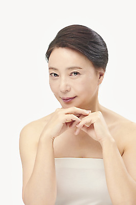 포토 JPG 스튜디오촬영 여자 중년 50대 중년라이프 실내 한명 미소 누끼 손짓 상반신 앞모습 뷰티 한국인 성형수술 피부관리 흰배경 시술 의료성형뷰티 중년여자한명만 국내포토 1 라이프스타일 뷰포인트 백그라운드 모션 표정 사람 동양인 성인 내부 흰색 수술 여자한명만 중년여자만 파일형식