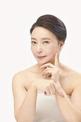 포토 JPG 스튜디오촬영 여자 중년 50대 중년라이프 실내 한명 미소 누끼 손짓 상반신 앞모습 뷰티 한국인 성형수술 피부관리 흰배경 시술 의료성형뷰티 중년여자한명만 국내포토 1 라이프스타일 뷰포인트 백그라운드 모션 표정 사람 동양인 성인 내부 흰색 수술 여자한명만 중년여자만 파일형식