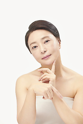 포토 JPG 스튜디오촬영 여자 중년 50대 중년라이프 실내 한명 미소 누끼 손짓 상반신 앞모습 뷰티 한국인 성형수술 피부관리 흰배경 시술 의료성형뷰티 중년여자한명만 국내포토 1 라이프스타일 뷰포인트 백그라운드 모션 표정 사람 동양인 성인 내부 흰색 수술 여자한명만 중년여자만 파일형식