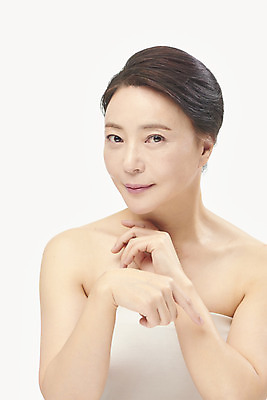 포토 JPG 스튜디오촬영 여자 중년 50대 중년라이프 실내 한명 미소 누끼 손짓 상반신 앞모습 뷰티 한국인 성형수술 피부관리 흰배경 시술 의료성형뷰티 중년여자한명만 국내포토 1 라이프스타일 뷰포인트 백그라운드 모션 표정 사람 동양인 성인 내부 흰색 수술 여자한명만 중년여자만 파일형식