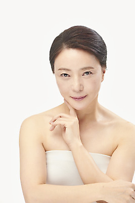 포토 JPG 스튜디오촬영 여자 중년 50대 중년라이프 실내 한명 미소 누끼 손짓 상반신 앞모습 뷰티 한국인 성형수술 피부관리 흰배경 시술 의료성형뷰티 중년여자한명만 국내포토 1 라이프스타일 뷰포인트 백그라운드 모션 표정 사람 동양인 성인 내부 흰색 수술 여자한명만 중년여자만 파일형식