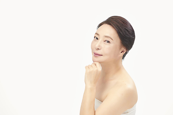 포토 JPG 스튜디오촬영 여자 중년 50대 중년라이프 실내 한명 미소 누끼 손짓 상반신 옆모습 뷰티 턱괴기 한국인 성형수술 피부관리 흰배경 시술 의료성형뷰티 중년여자한명만 국내포토 1 라이프스타일 뷰포인트 백그라운드 모션 표정 사람 동양인 성인 내부 흰색 수술 여자한명만 중년여자만 파일형식