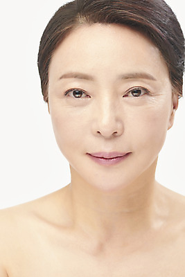포토 JPG 스튜디오촬영 여자 중년 50대 중년라이프 실내 표정 한명 미소 누끼 근접촬영 상반신 앞모습 뷰티 한국인 성형수술 피부관리 흰배경 시술 의료성형뷰티 중년여자한명만 국내포토 1 라이프스타일 뷰포인트 백그라운드 사람 동양인 성인 내부 흰색 수술 여자한명만 중년여자만 파일형식