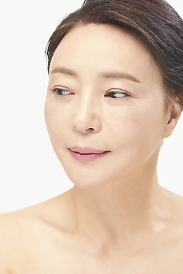 포토 JPG 스튜디오촬영 응시 여자 중년 50대 중년라이프 실내 표정 한명 누끼 근접촬영 상반신 앞모습 뷰티 한국인 성형수술 피부관리 흰배경 시술 의료성형뷰티 중년여자한명만 국내포토 1 라이프스타일 시선 뷰포인트 백그라운드 사람 동양인 성인 내부 흰색 수술 여자한명만 중년여자만 파일형식 컬러 인종 생활 여자만 중년만 성인만